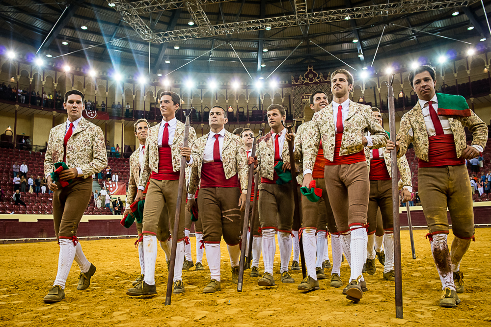 Grupo de Forcados Amadores das Caldas da Rainha pega na Corrida Mista, no Campo Pequeno