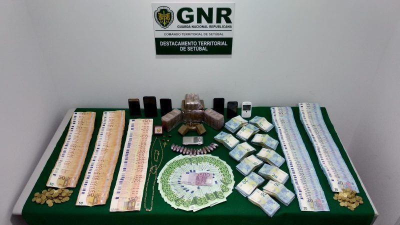 4364 doses de haxixe apreendidas no Seixal
