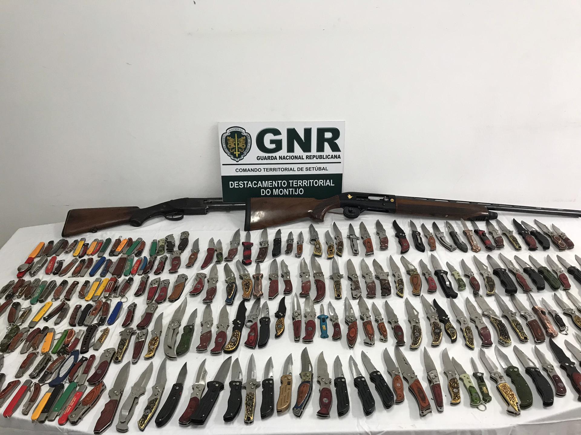 Alcochete: GNR apreendeu 132 armas brancas, 2 espingardas e 461 canivetes a um suspeito de violência doméstica