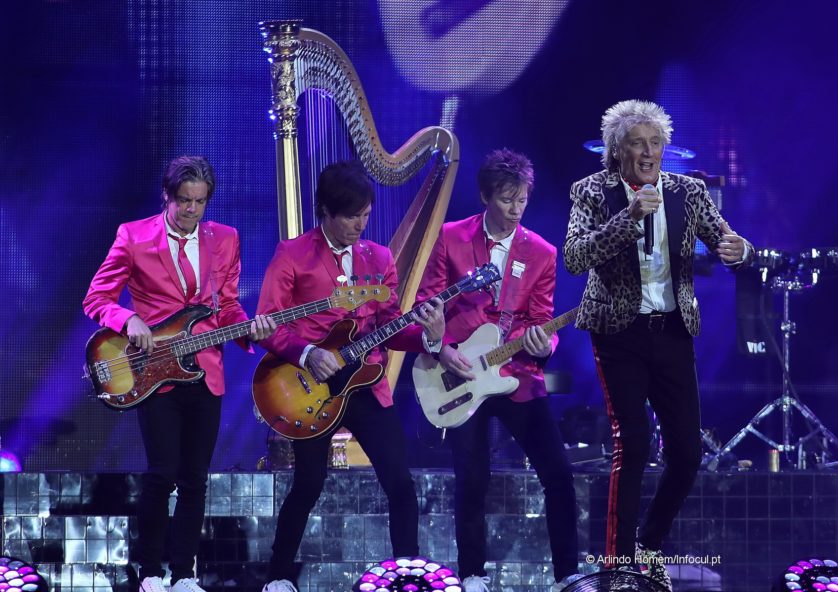 Sir Rod Stewart foi imparável mesmo com pé torcido e deixou Altice Arena rendido ao seu talento!