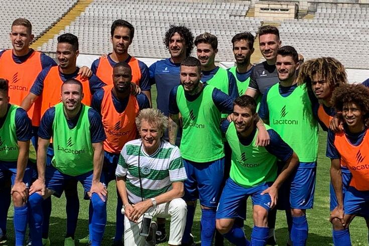 Rod Stewart torceu o pé no Estádio Nacional
