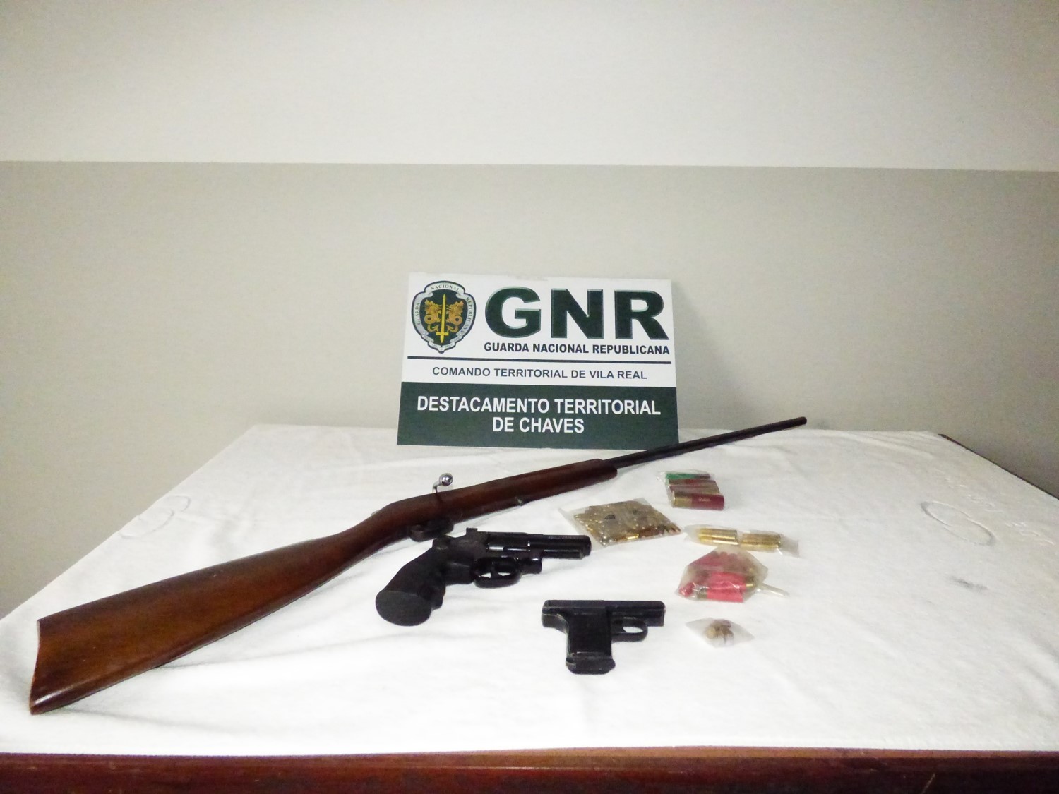 Valpaços: GNR deteve homem com 75 anos por posse de armas ilegais