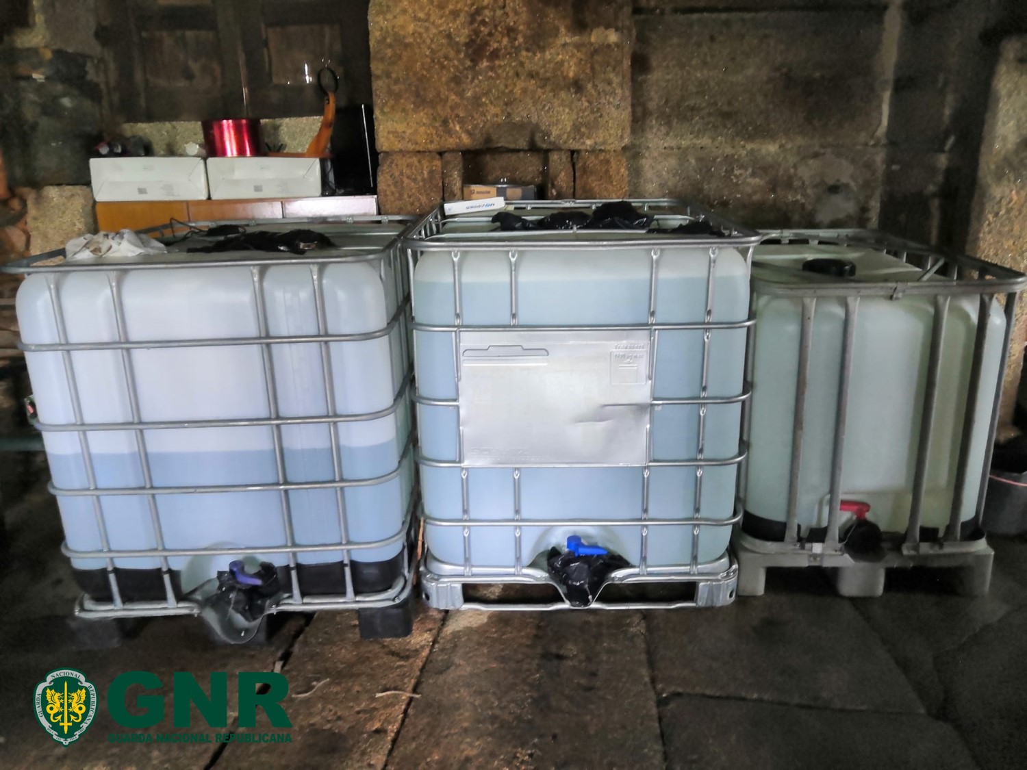 Vila Real: GNR fez apreensão de 6.500 litros de aguardente