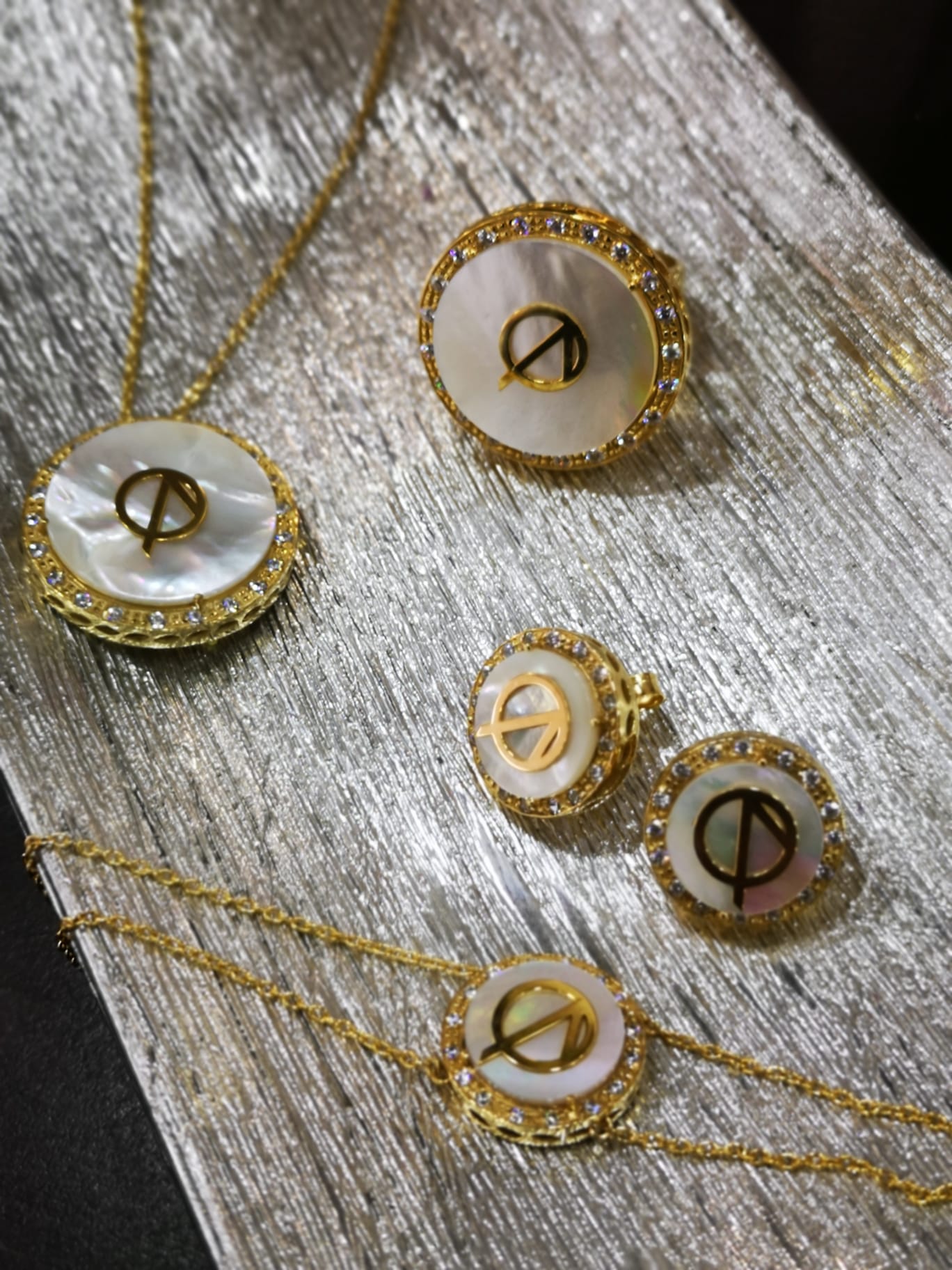 Anjos lançam colecção de jóias