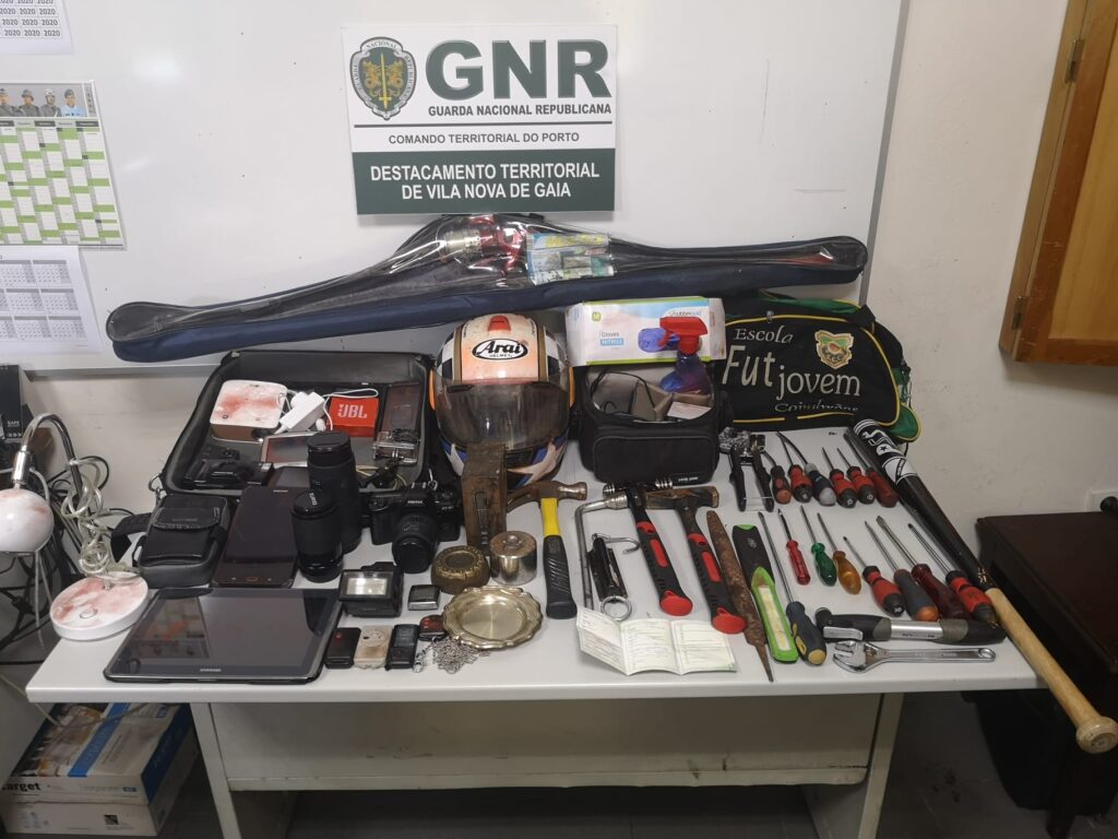 Vila Nova de Gaia: GNR deteve homem em flagrante delito, por furto em residência