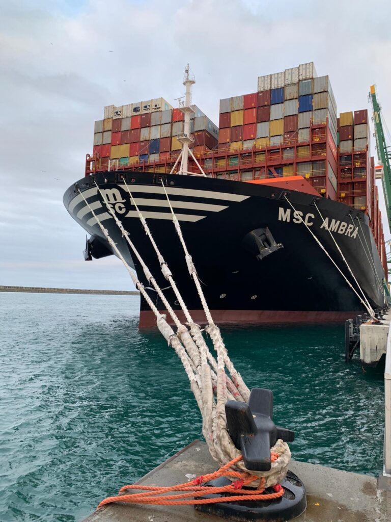 Maior porta contentores do mundo fez a sua primeira escala europeia no Porto de Sines