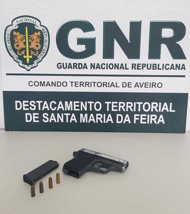 Santa Maria da Feira: GNR apreendeu arma, após mulher agredir o companheiro