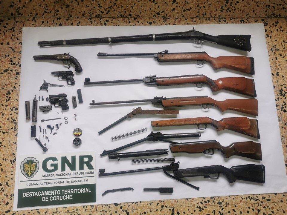Salvaterra de Magos: GNR apreendeu armas após mulher ter denunciado agressões do marido