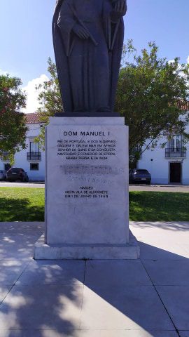 Estátua de Dom Manuel I vandalizada, esta noite, em Alcochete