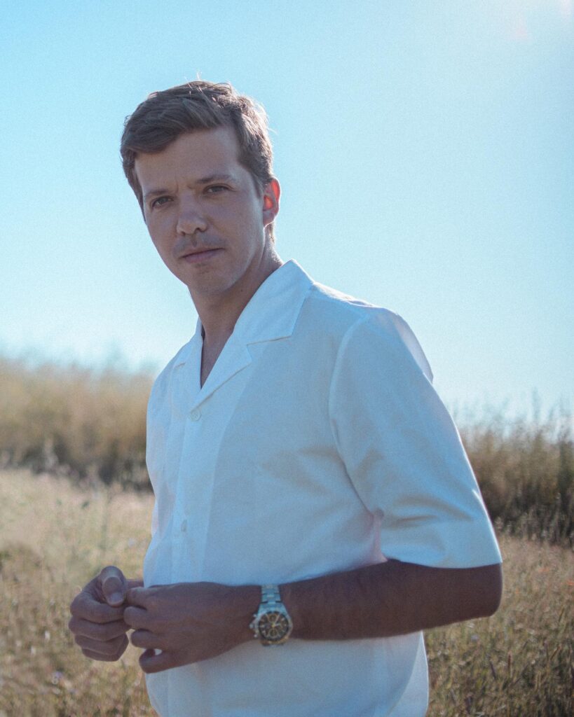 Pedro Flores apresenta o primeiro single: “Gosto de cantar quase tudo mas o fado está sempre dentro de mim”