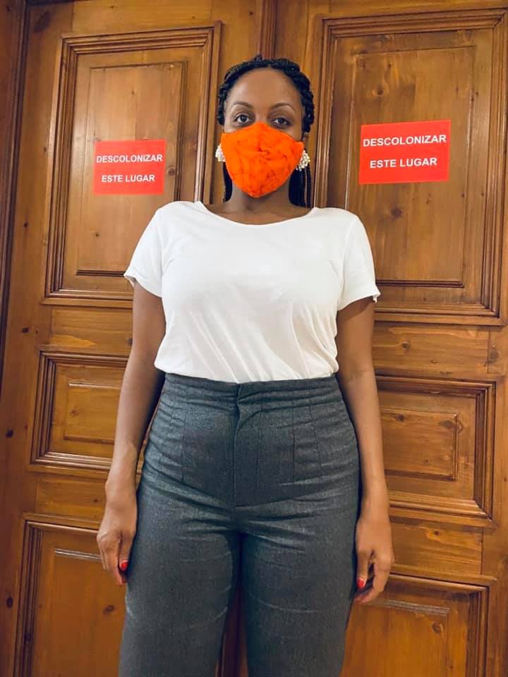 Joacine Katar Moreira motiva revolta nas redes sociais ao colar autocolantes no Parlamento: “Descolonizar este Lugar”