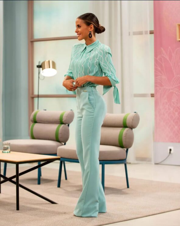 Carolina Patrocínio criticada por estar mal vestida: “A roupa da Carolina é emprestada, não podemos cortar para fazer uma bainha dita convencional”