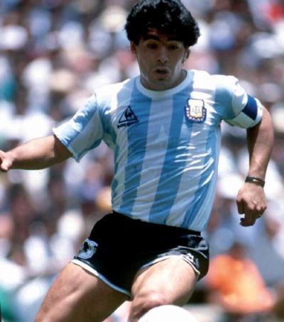 Chocante! Empregado funerário que se fotografou ao lado de Maradona apareceu morto (C/Vídeo e imagem)