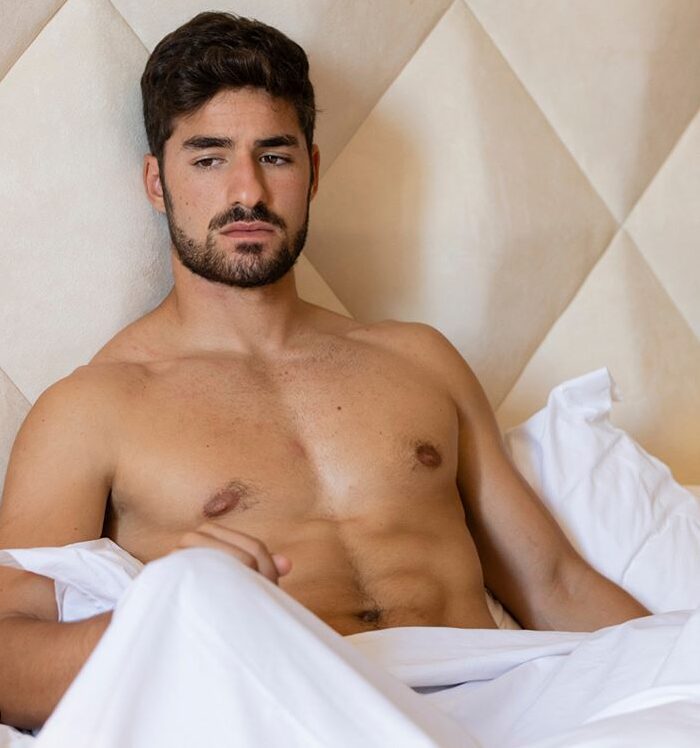 José Condessa desagradado com a TVI, após fotografia em tronco nu