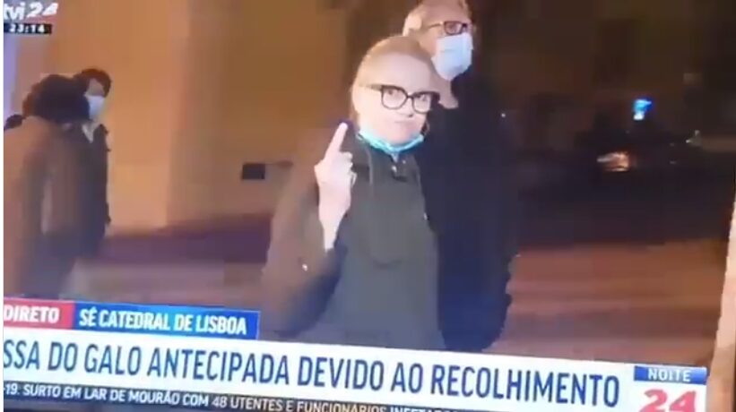 Mulher esticou o dedo do meio para a reportagem da TVI24, antes de ir à Missa do Galo