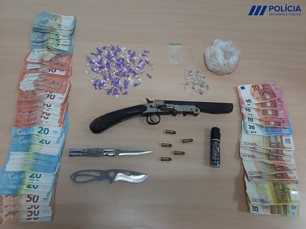 Cova da Moura: 3 detidos e apreendidas centenas de droga e milhares de euros