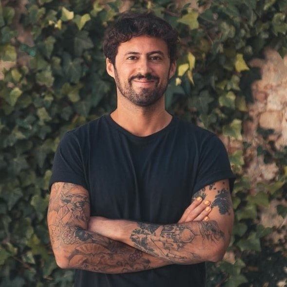 Humorista goza com ataque de pedras a André Ventura em Setúbal: “O Facho é tão vítima chorona”