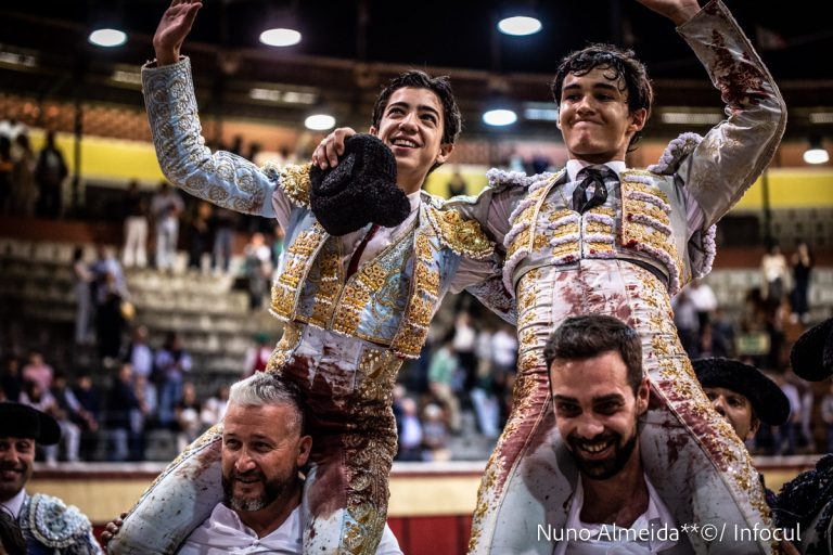 Marco Pérez e Tomás Bastos em ombros em Vila Franca de Xira
