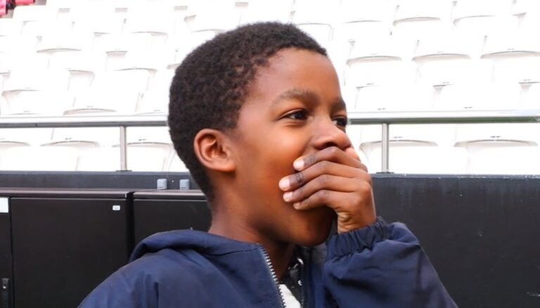 Menino que salvou a mãe ao ligar para o INEM vive dia inesquecível no Estádio da Luz