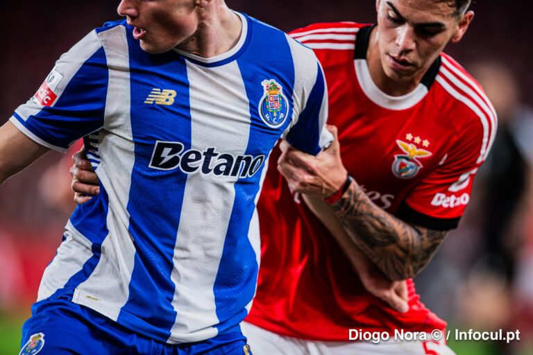 Benfica e FC Porto empatam na Luz num clássico intenso que mantém dragões isolados na liderança