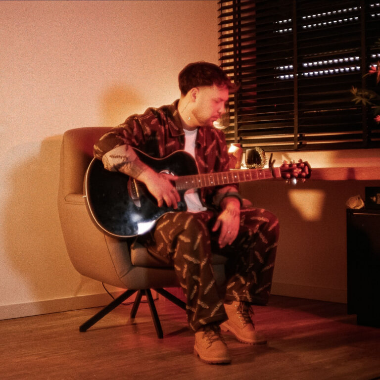 Fausto Vasconcellos lança álbum de estreia “INÍCIO DE UM FIM” e transforma a perda em pop com identidade própria