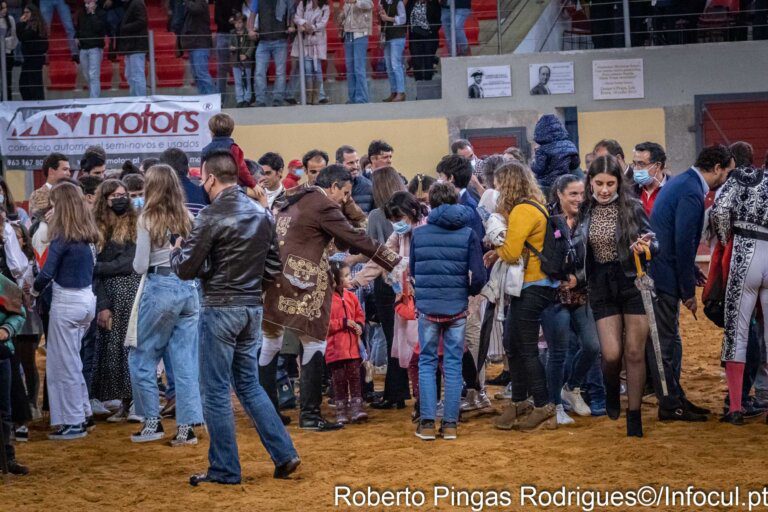 Crianças felizes na corrida de touros em Évora