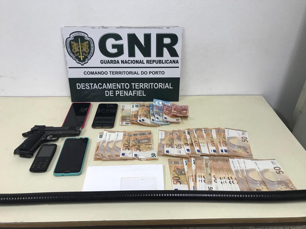 Penafiel: Detidos por extorsão com recurso a arma de fogo e na posse de 20 mil euros em dinheiro