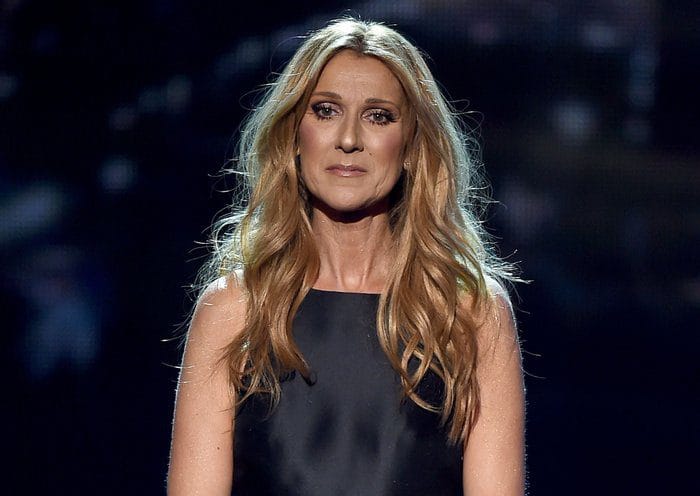 Celine Dion presa a uma cama e sem conseguir andar