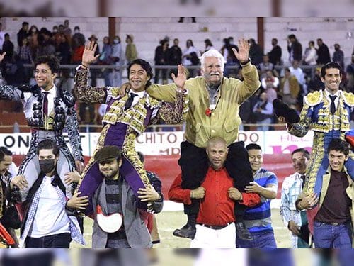 Tlaltenango: Calita, Flores e Valadez em ombros