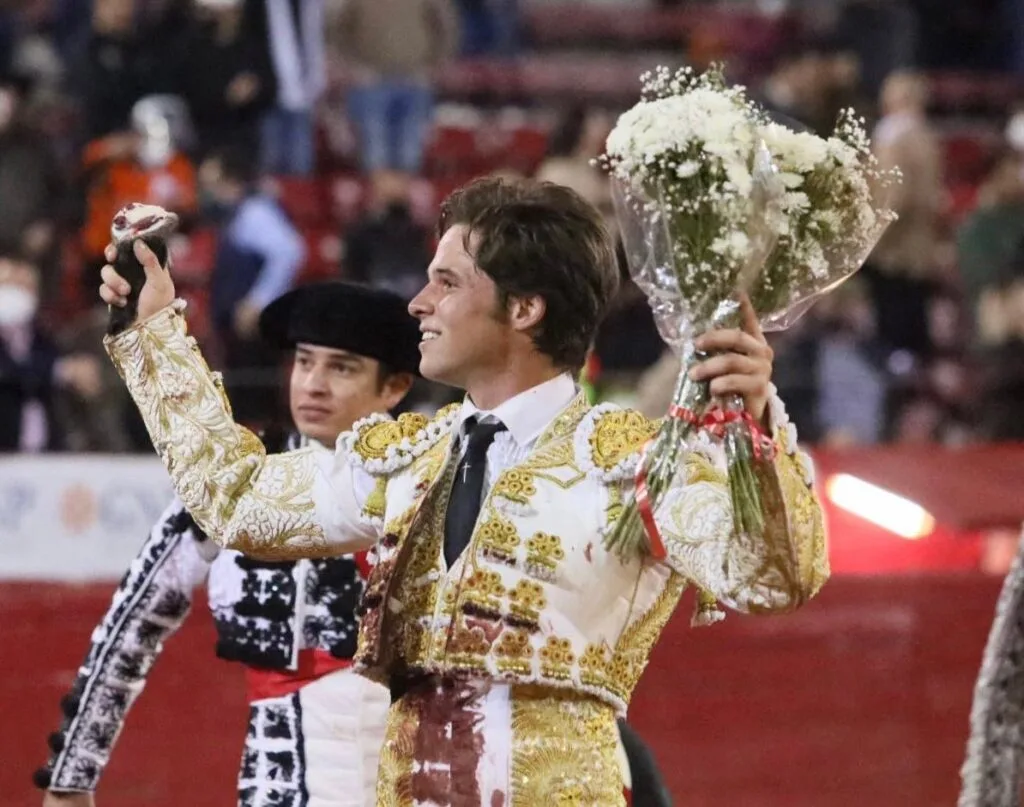 Plaza México: Juan Pedro Llaguno tomou a alternativa e cortou a única orelha da noite