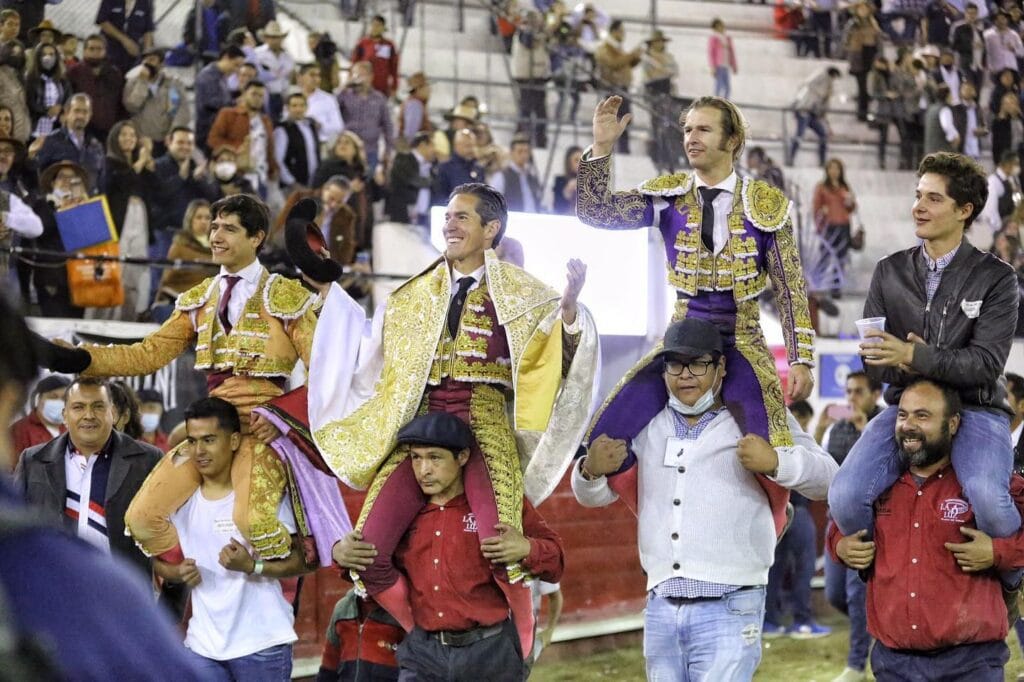 León: Chuva de troféus e terna em ombros