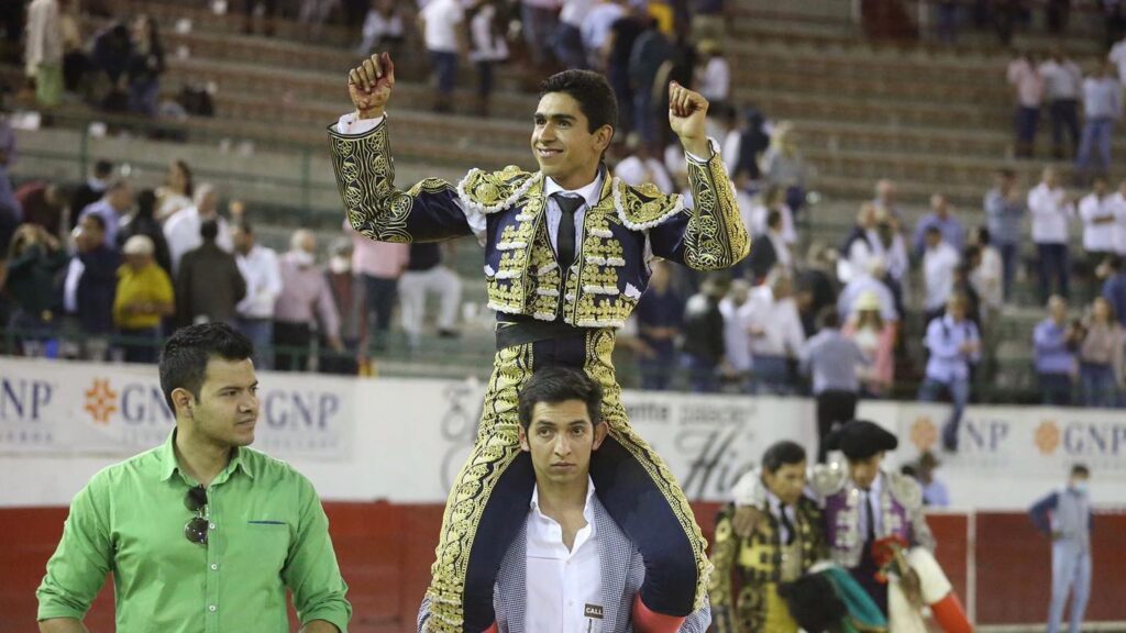 Guadalajara: Héctor Gutiérrez em ombros
