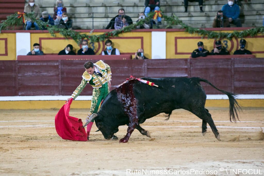 Antonio Ferrera enfrenta seis touros da ganadaria Miura em Pamplona