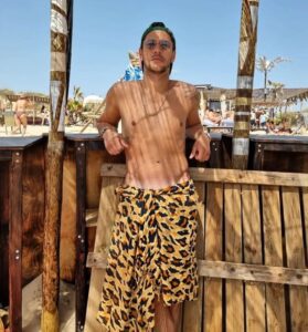 Bernardo posa em tronco nu na praia e faz subir a temperatura nas redes