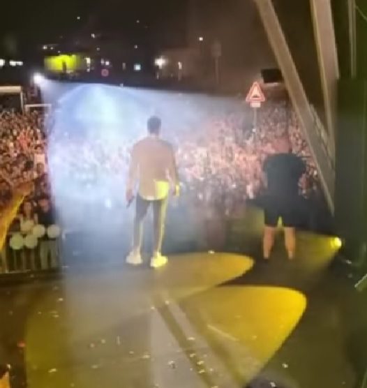 Mickael Carreira emocionado com banho de multidão em Abrantes