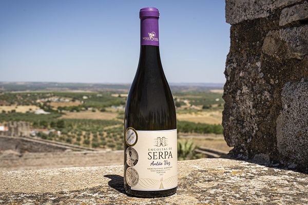 Encostas de Serpa apresenta vinho Antão Vaz medalhado como sugestão para este verão