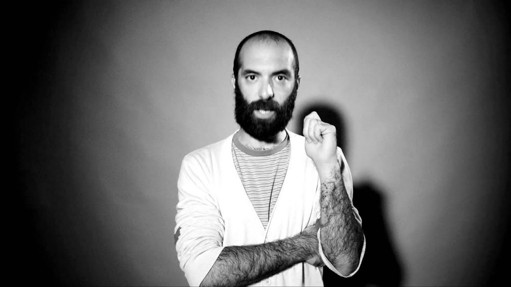 Rodrigo Saraiva recusa ser influencer: "Prefiro passar fome a vender a peida por um hidratante para a pele"