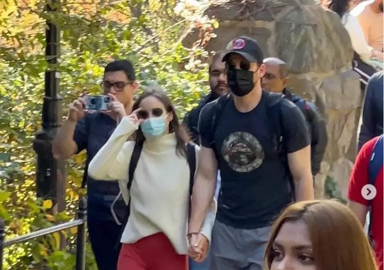Namoro Assumido: Alba Baptista e Chris Evans de mãos dadas