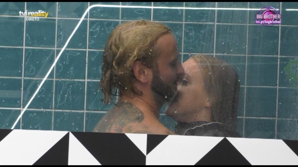 Big Brother: Bárbara entusiasmou-se e fez um chupão em Miguel