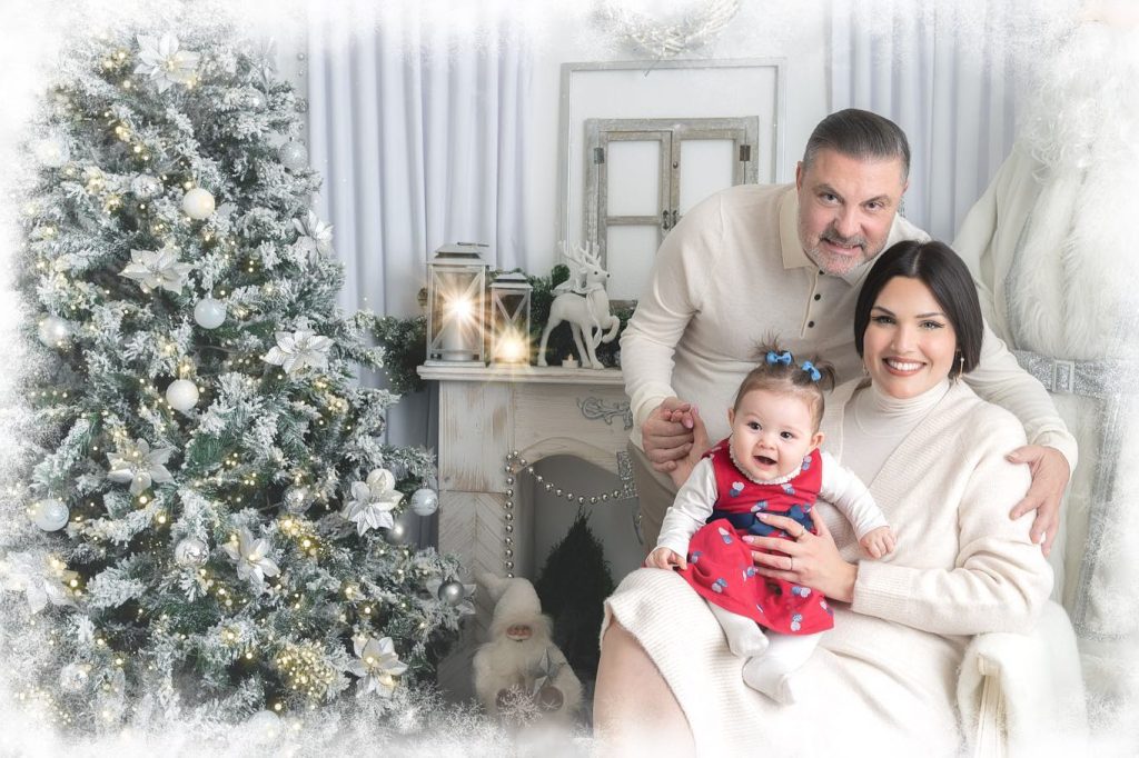 Fábia Rebordão e Jorge Fernando posam com a pequena Maria Inês e desejam um feliz natal