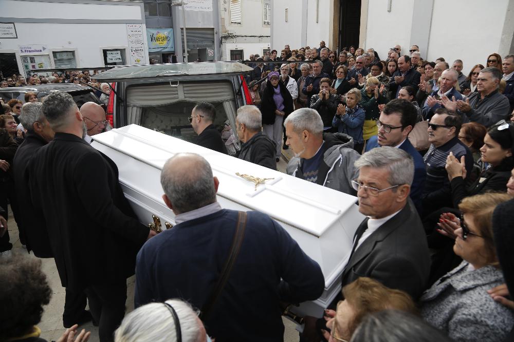 Mãe de Claudisabel teve de ser assitida pelos bombeiros no funeral da filha