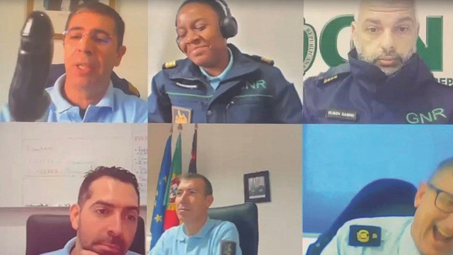Militares da GNR fartam-se de coronel e oferecem um dildo