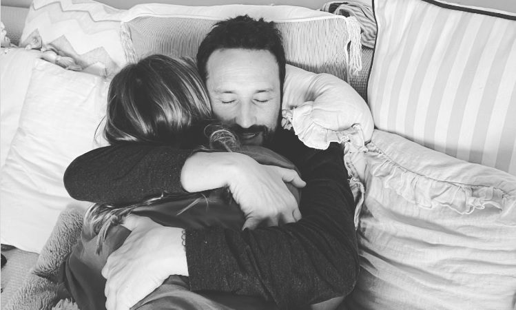 Diana Chaves e César Peixoto encantam fãs com fotografia repleta de amor