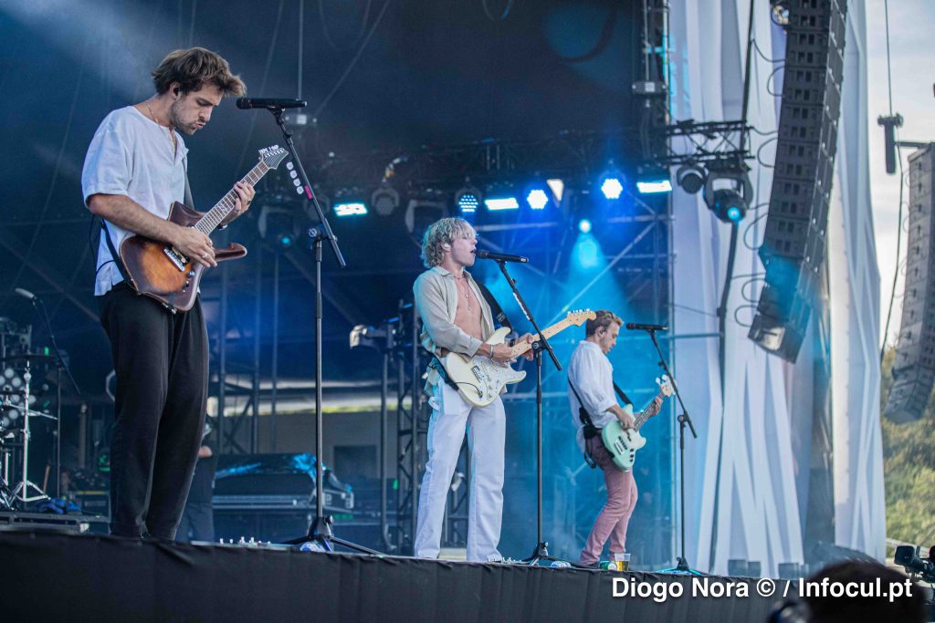 NOS Alive: The Driver Era ao pôr do sol e Ross Lynch a deixar os fãs loucos com os mamilos à mostra