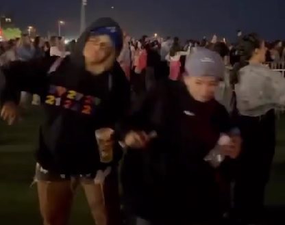 Carolina Deslandes e Bárbara Tinoco mostram coreografia para concerto de Harry Styles