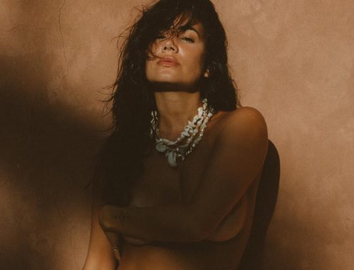 Mia Rose faz subir a temperatura com "maminhas" ao léu
