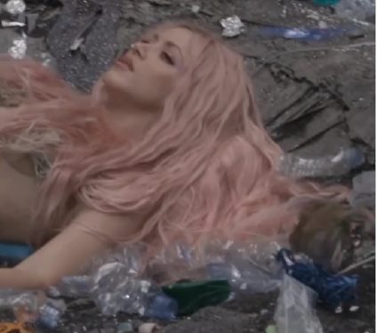 Shakira apanha susto devido a ratazana no videoclipe