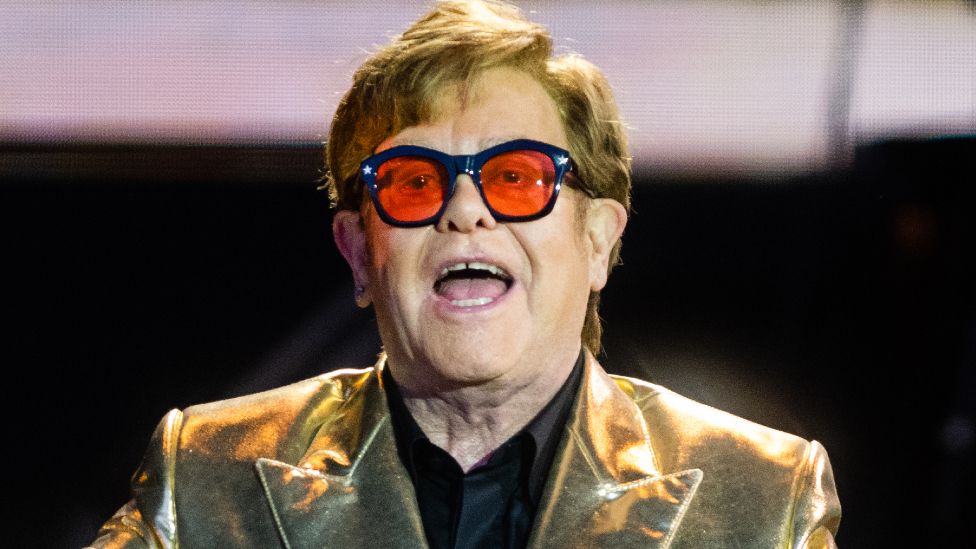 Elton John hospitalizado após queda em casa
