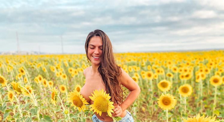 Gabriela Santana com mamas ao leu questiona: "Vocês têm uma flor preferida?"