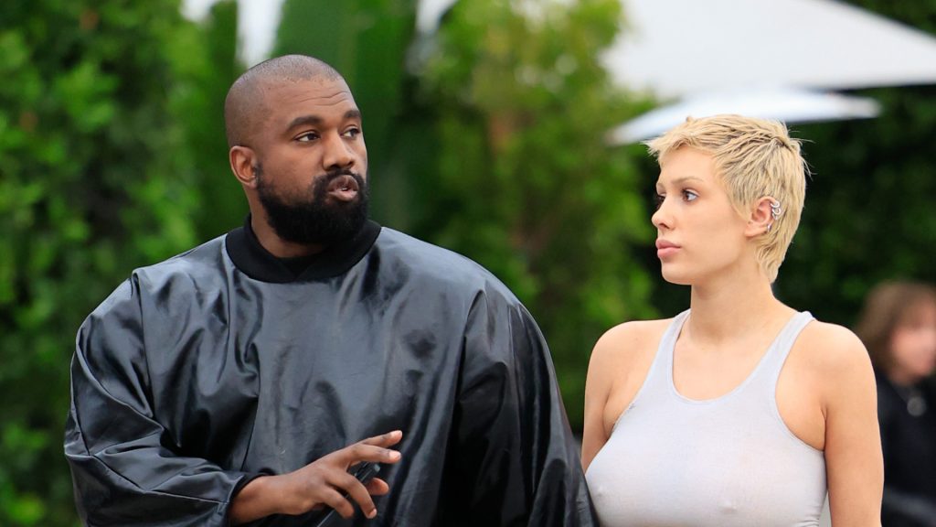 Kanye West e companheira expulsos de barco após fazerem sexo oral em público